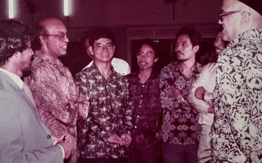 Our Founder, Datuk Koo Chin Nam Datuk Koo Chin Nam as a law student at IIUM, third from left, with Professor Ahmad Ibrahim, right, and fellow students